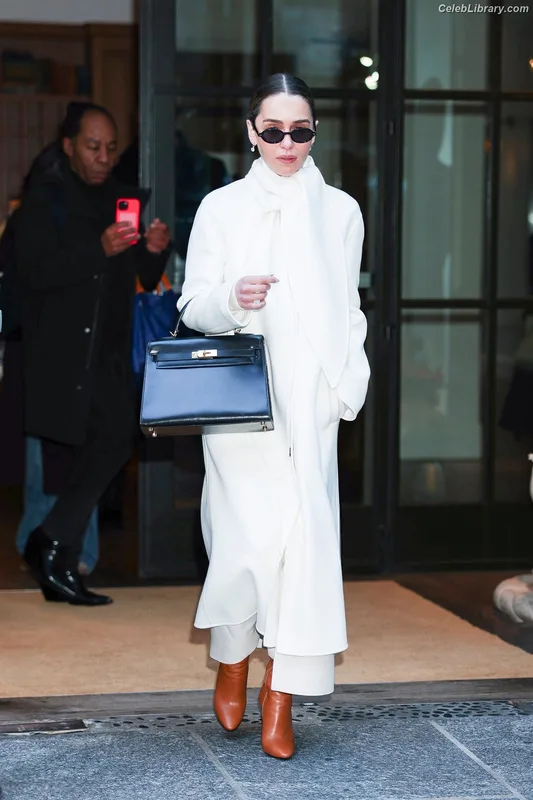 Emilia Clarke photo 10 of 1283