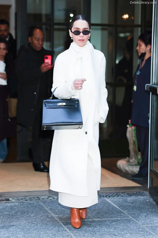 Emilia Clarke photo 11 of 1283