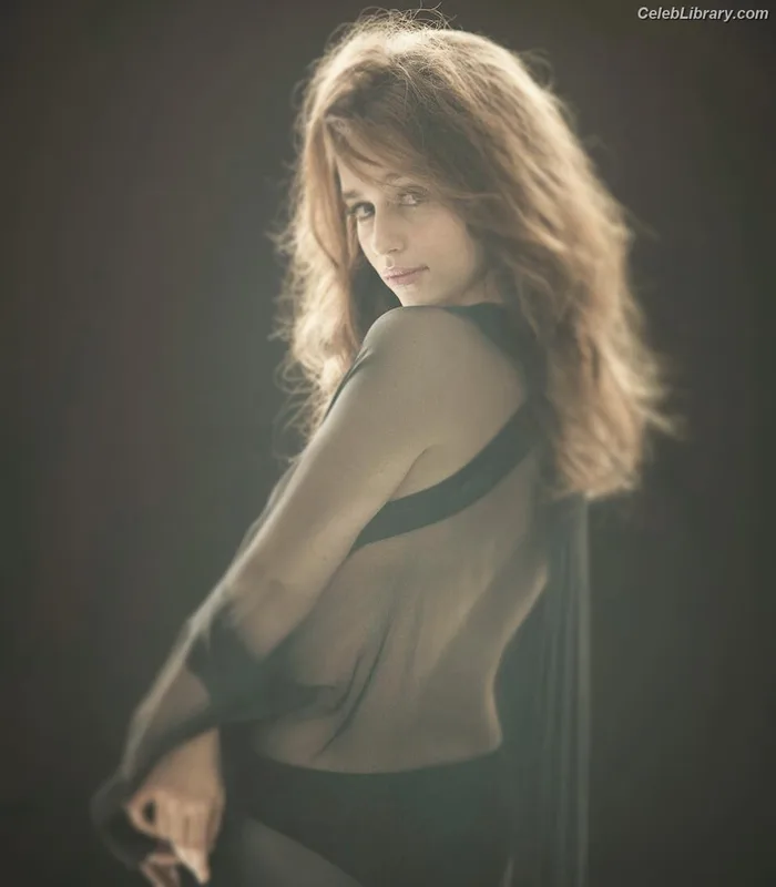 Emilia Clarke photo 21 of 1283