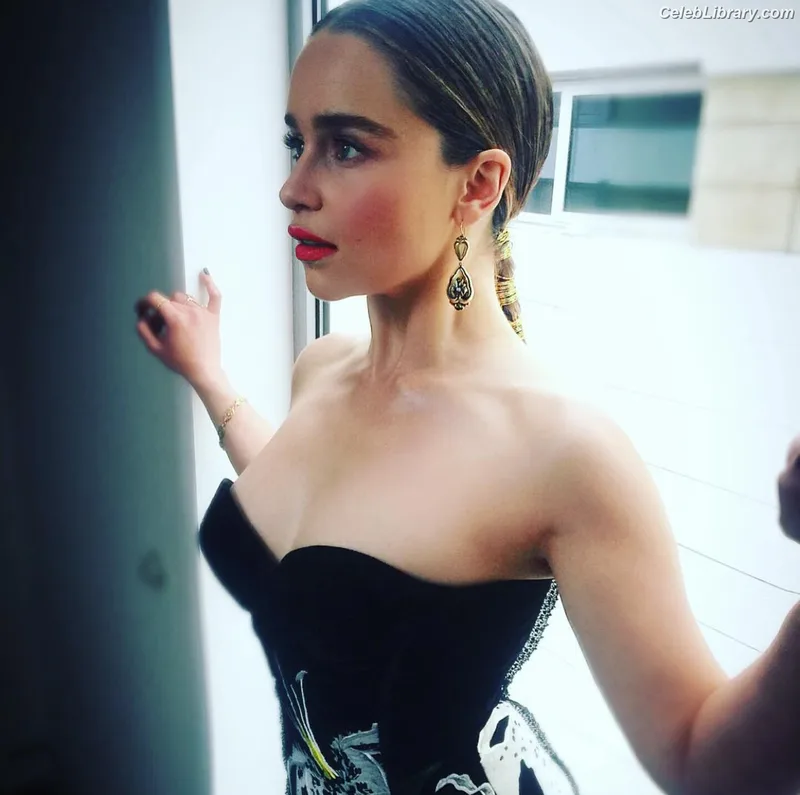 Emilia Clarke photo 3 of 1283