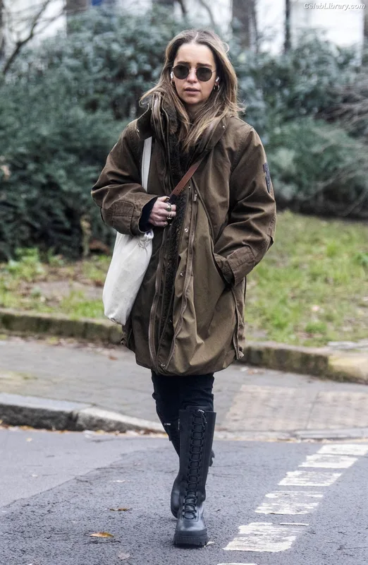 Emilia Clarke photo 10 of 1283