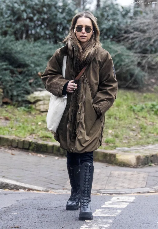 Emilia Clarke photo 11 of 1283