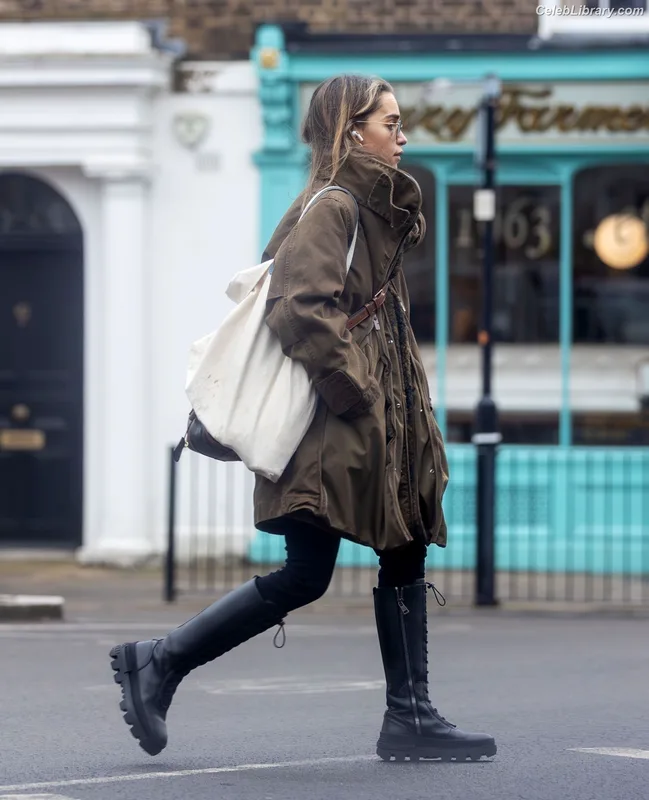 Emilia Clarke photo 2 of 1283