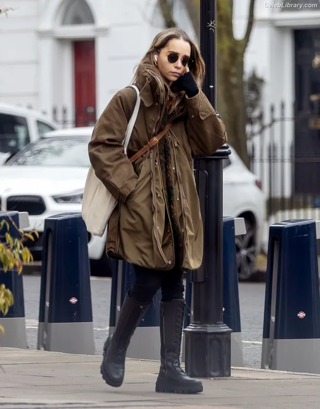 Emilia Clarke photo 7 of 1283