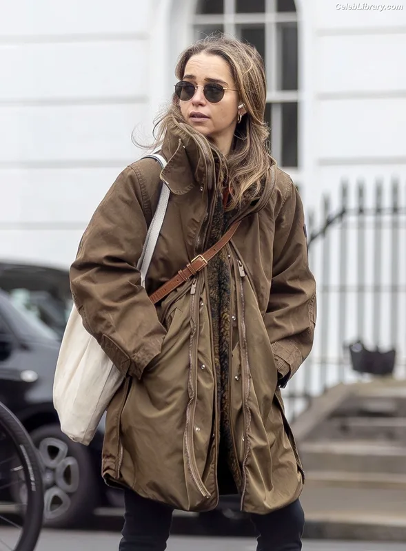 Emilia Clarke photo 8 of 1283