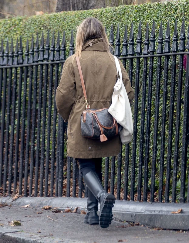 Emilia Clarke photo 10 of 1283
