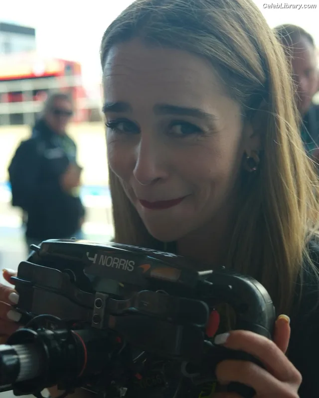 Emilia Clarke photo 3 of 1283