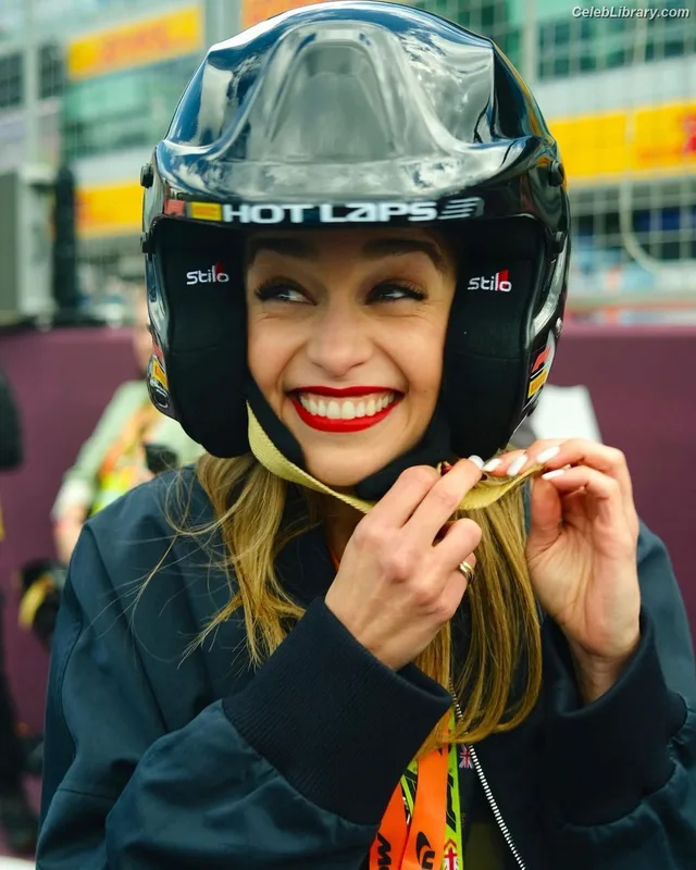 Emilia Clarke photo 4 of 1283