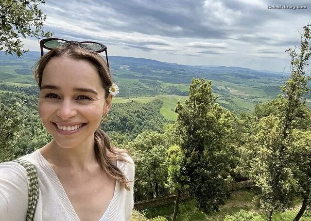 Emilia Clarke photo 9 of 1283