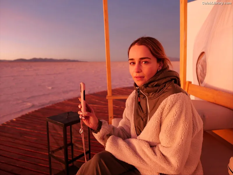 Emilia Clarke photo 8 of 1283