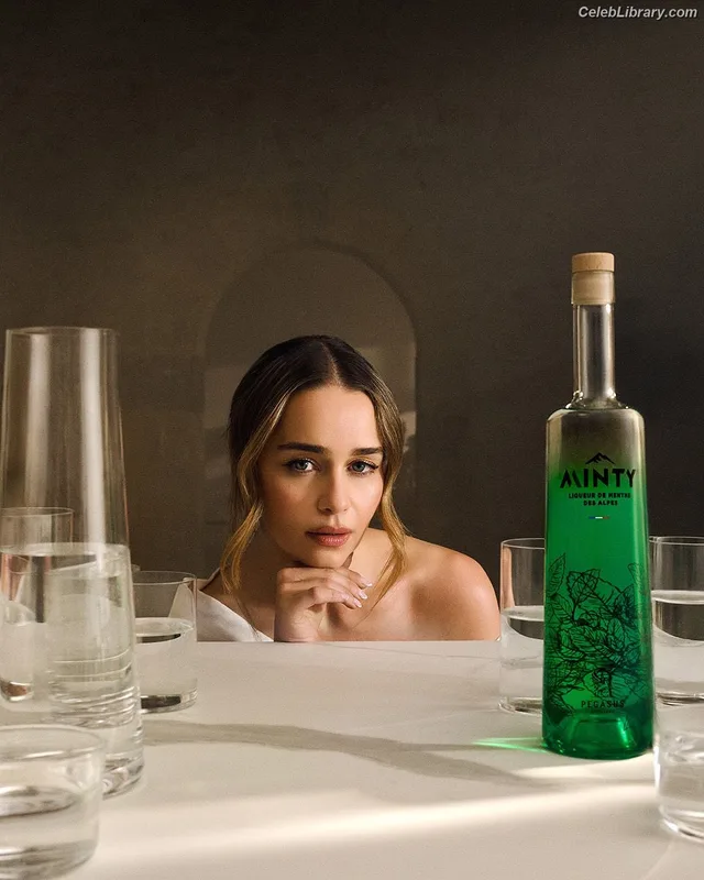 Emilia Clarke photo 13 of 1283