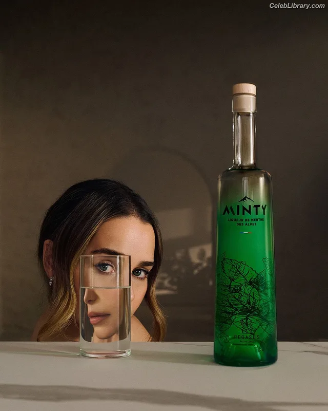 Emilia Clarke photo 14 of 1283