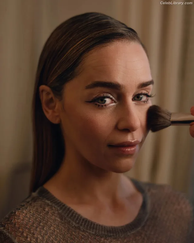 Emilia Clarke photo 17 of 1283