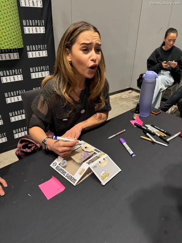 Emilia Clarke photo 1 of 1283