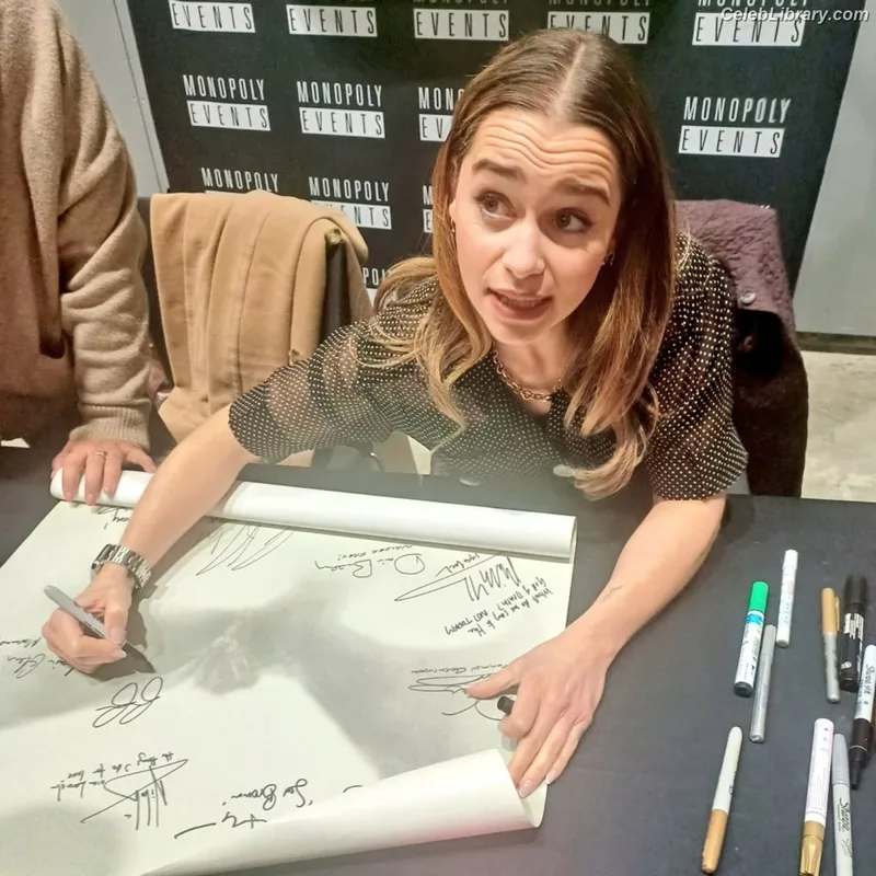 Emilia Clarke photo 3 of 1283
