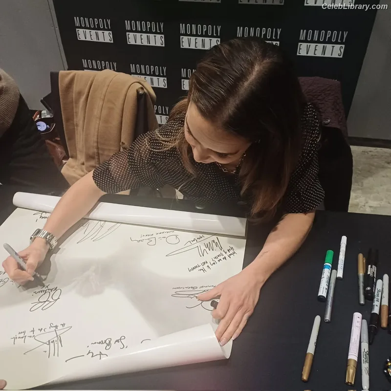 Emilia Clarke photo 4 of 1283