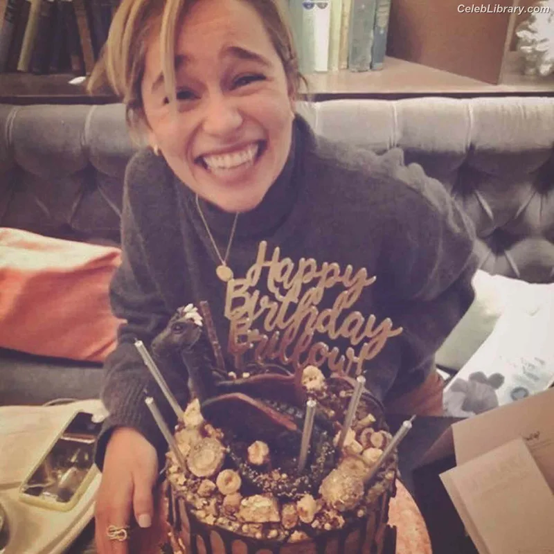 Emilia Clarke photo 6 of 1283