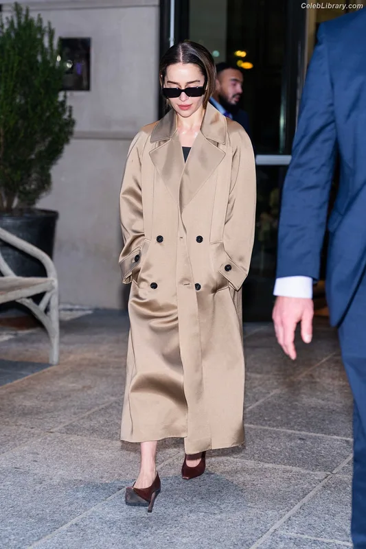 Emilia Clarke photo 7 of 1283