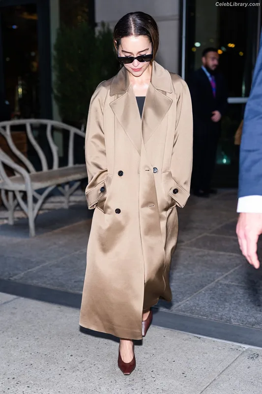 Emilia Clarke photo 10 of 1283