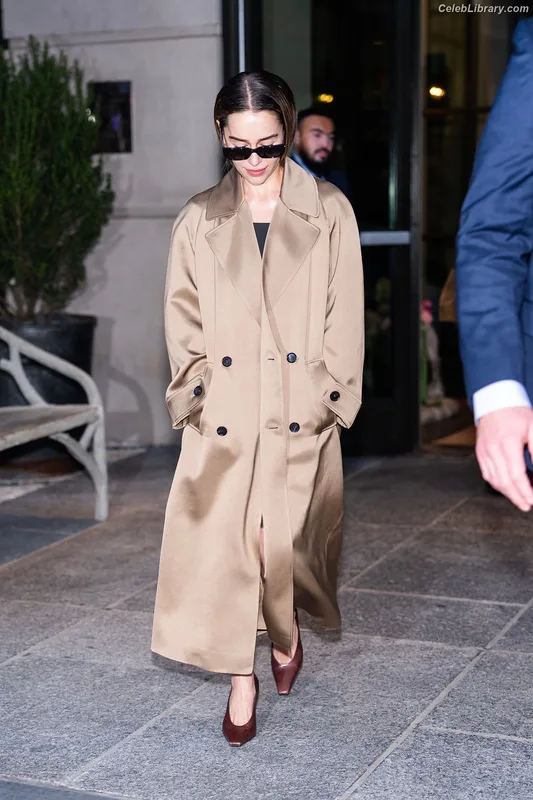 Emilia Clarke photo 11 of 1283