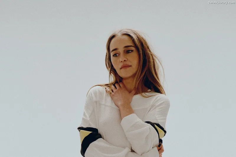 Emilia Clarke photo 19 of 1283