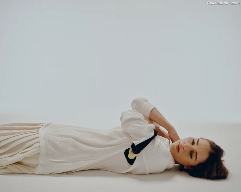 Emilia Clarke photo 20 of 1283