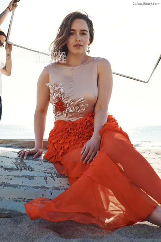 Emilia Clarke photo 10 of 1283