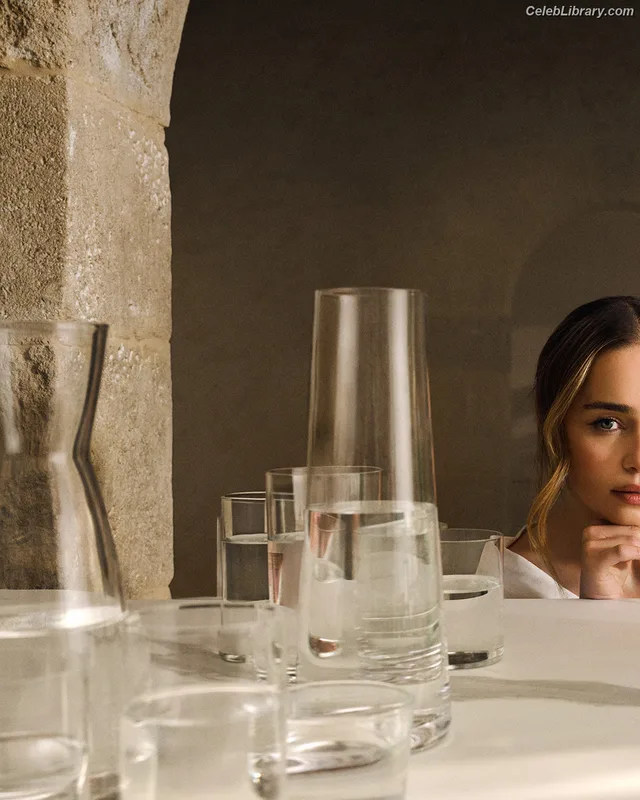 Emilia Clarke photo 22 of 1283