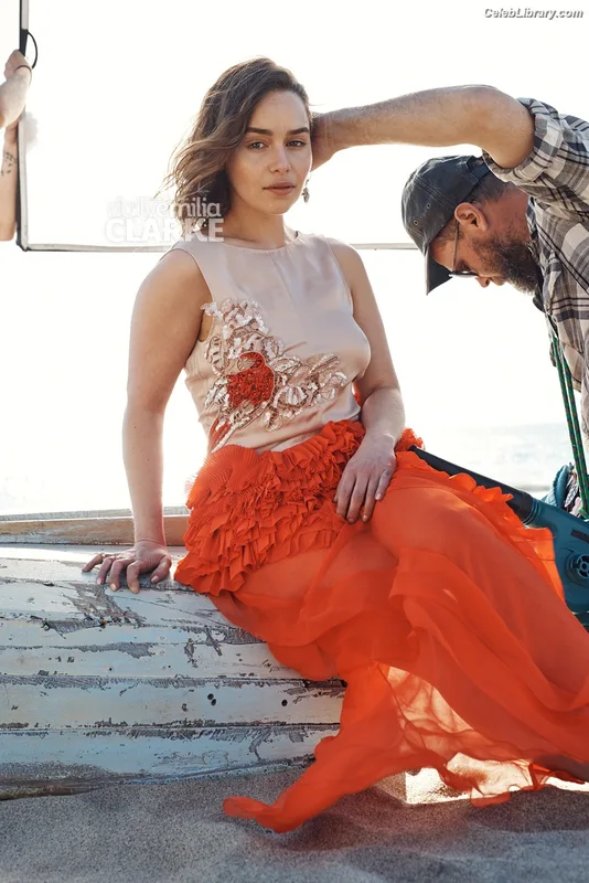 Emilia Clarke photo 7 of 1283