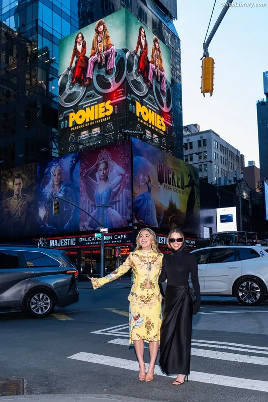 Emilia Clarke photo 3 of 1283