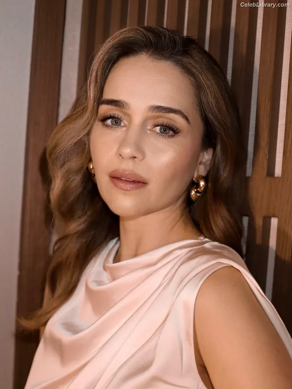 Emilia Clarke photo 11 of 1283