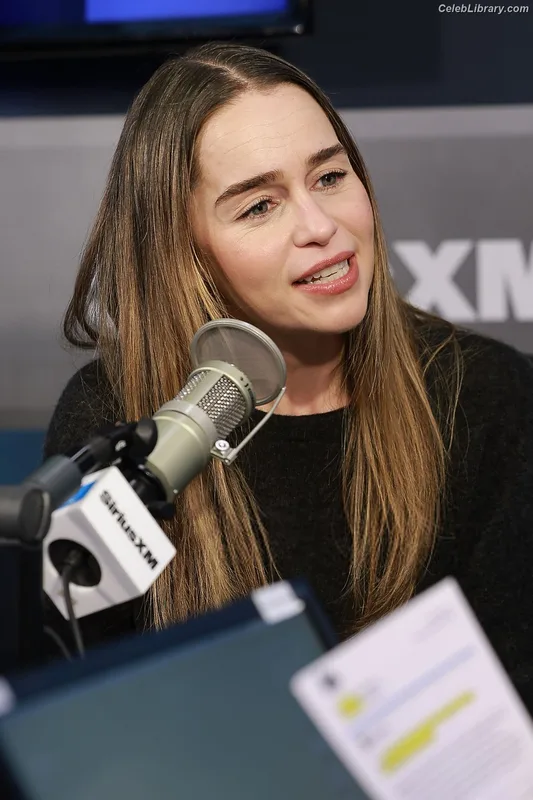 Emilia Clarke photo 2 of 1283