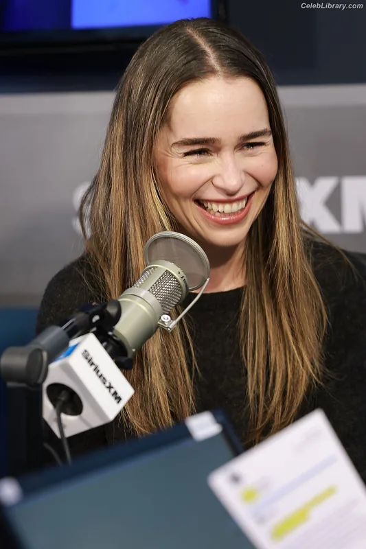 Emilia Clarke photo 3 of 1283