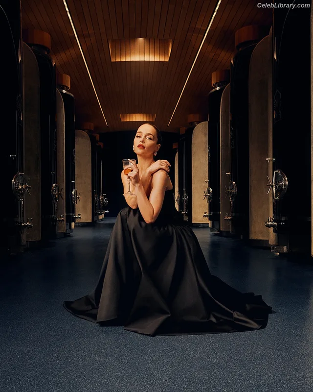 Emilia Clarke photo 7 of 1283