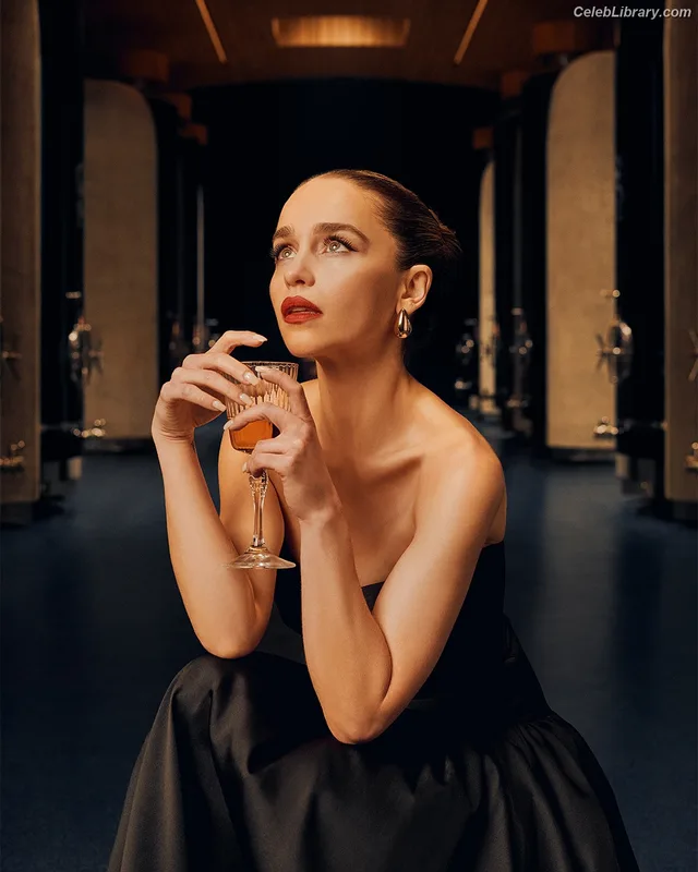 Emilia Clarke photo 8 of 1283