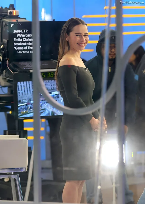 Emilia Clarke photo 11 of 1283