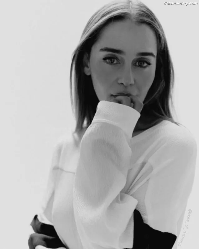 Emilia Clarke photo 22 of 1283