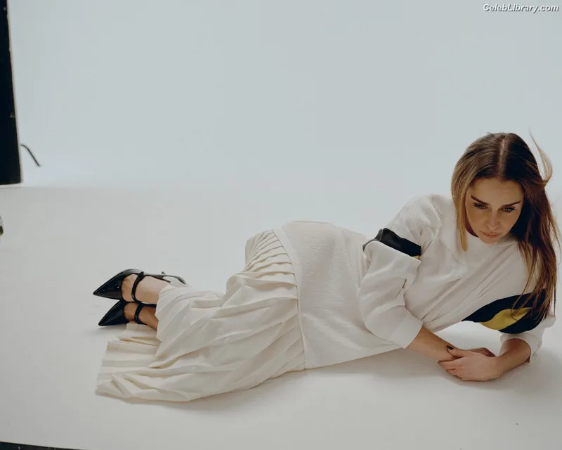 Emilia Clarke photo 4 of 1283