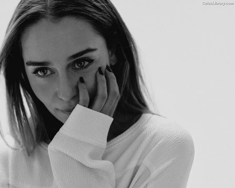 Emilia Clarke photo 5 of 1283