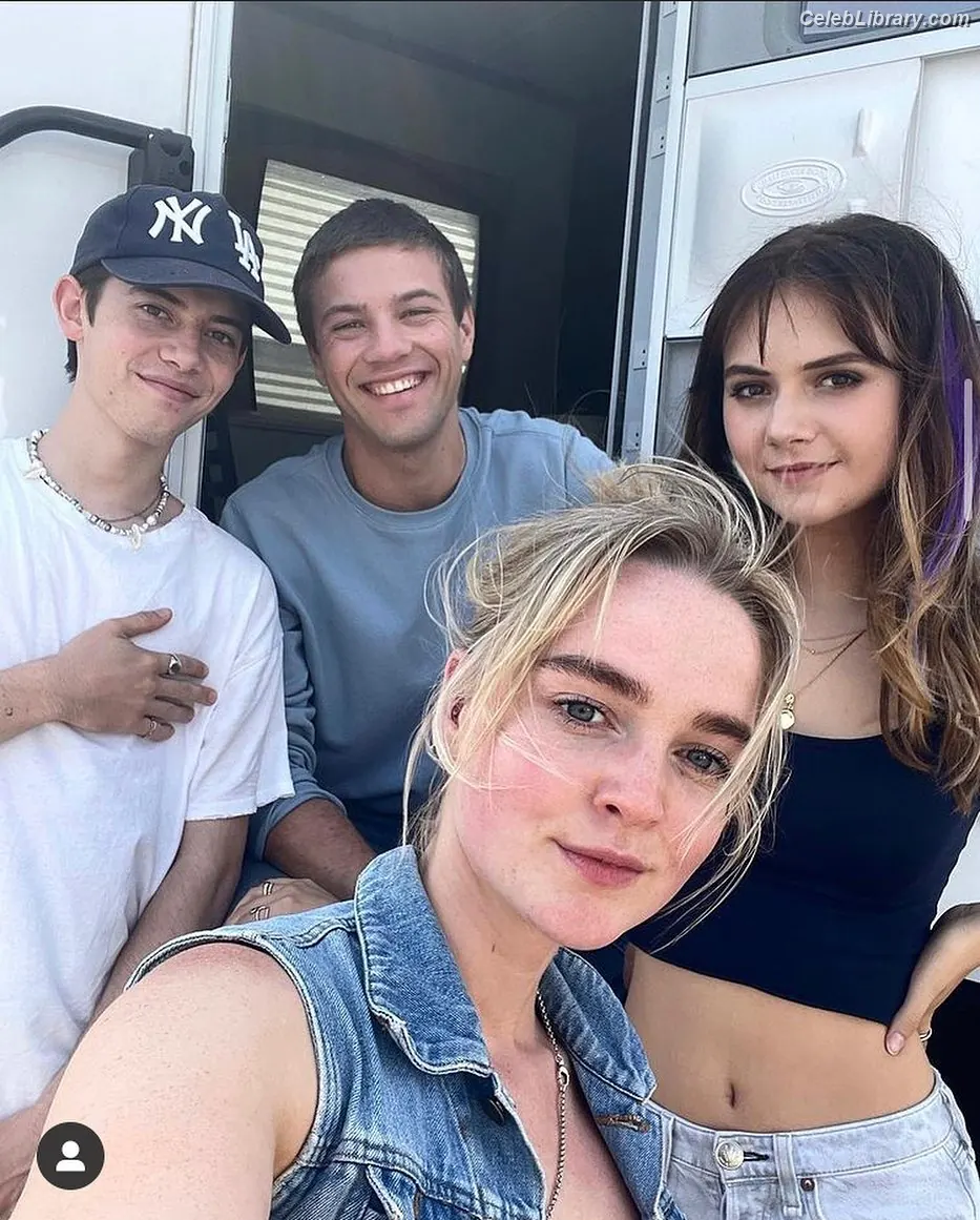 Emilia Jones photo 14 of 404