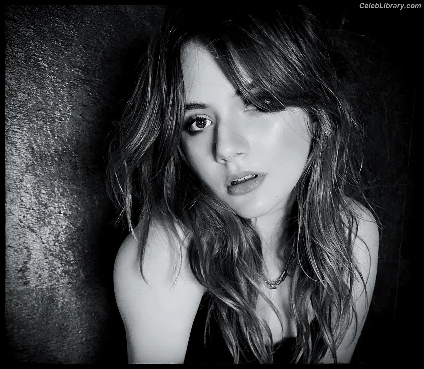 Emilia Jones photo 8 of 404