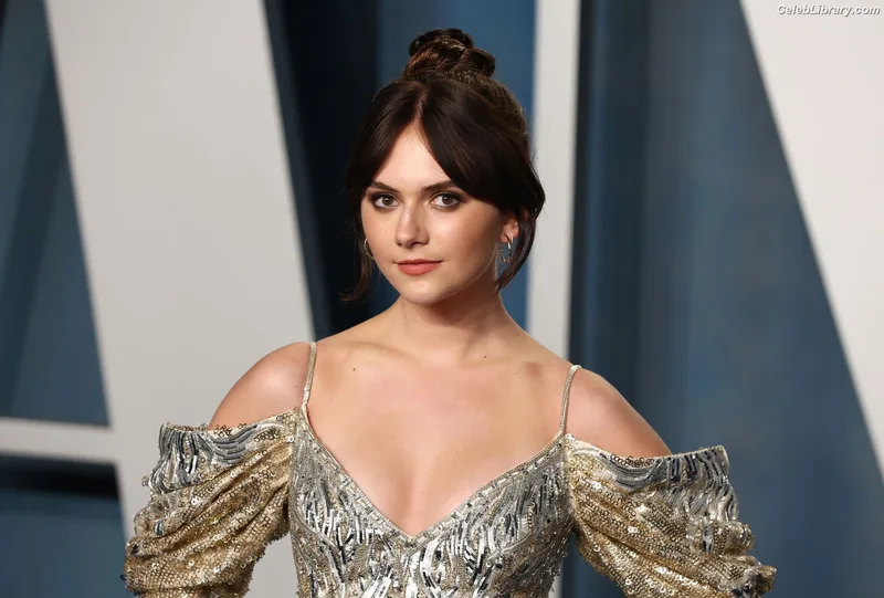 Emilia Jones photo 1 of 405