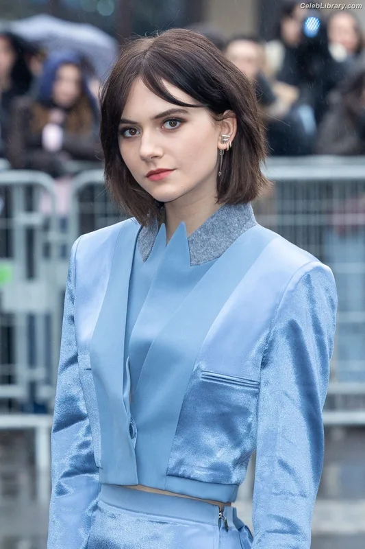 Emilia Jones photo 10 of 405