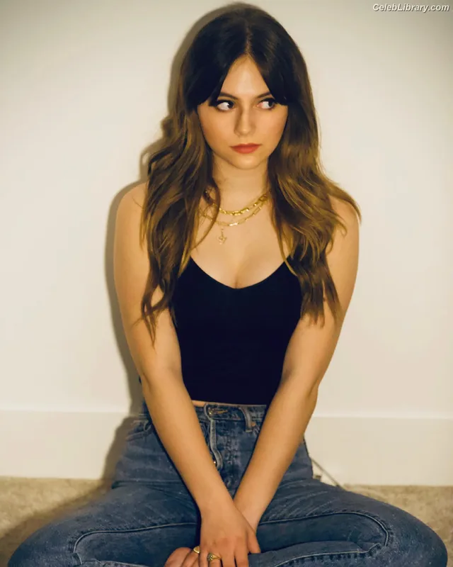 Emilia Jones photo 5 of 405