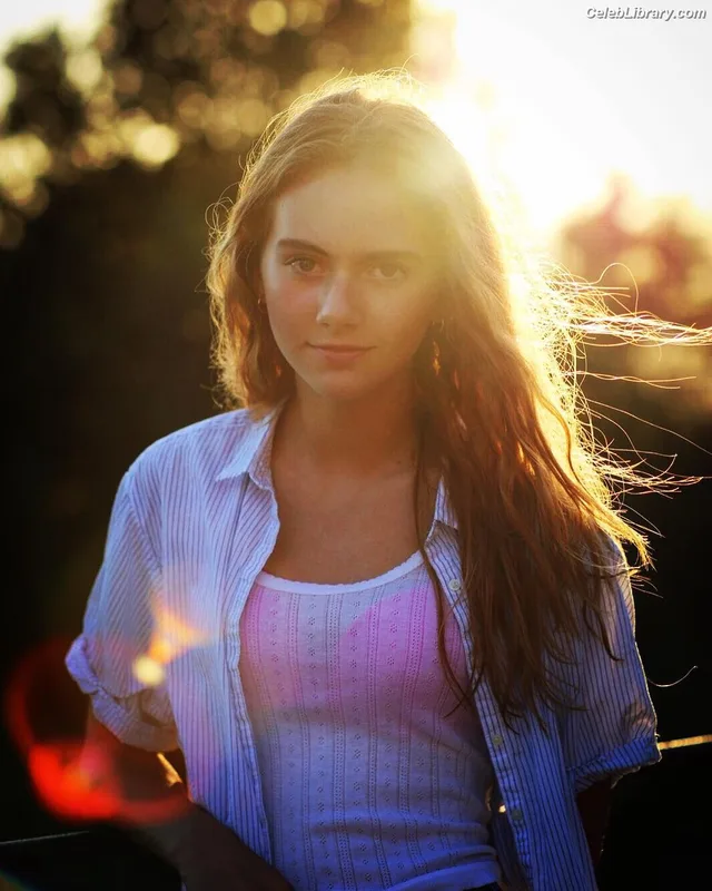 Emilia Jones photo 8 of 405