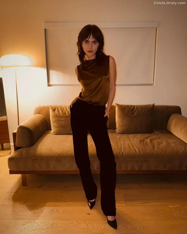 Emilia Jones photo 12 of 405