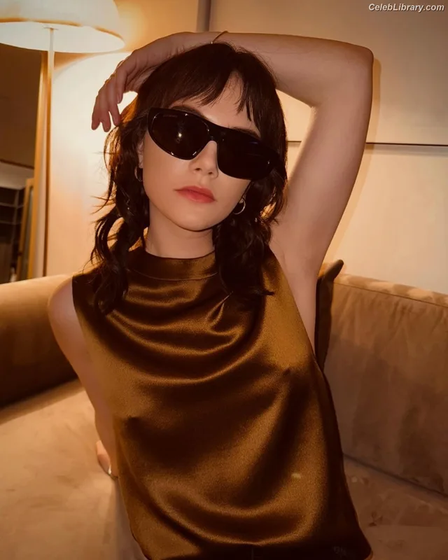 Emilia Jones photo 13 of 405