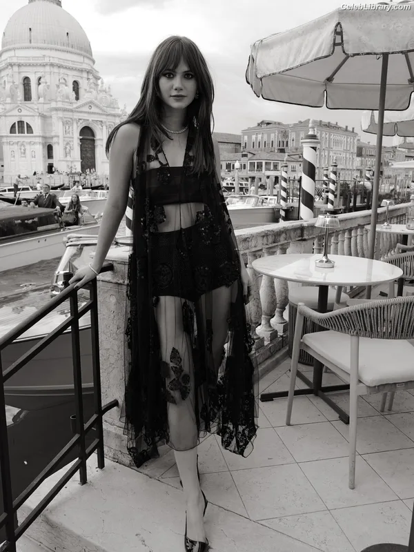 Emilia Jones photo 8 of 405