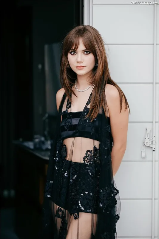 Emilia Jones photo 15 of 405