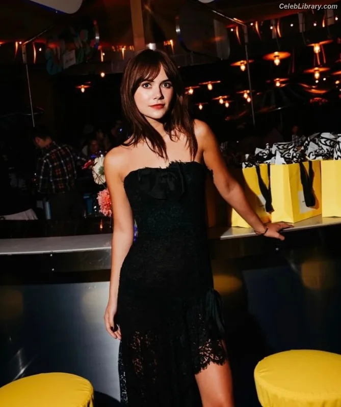 Emilia Jones photo 21 of 405